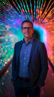 商业领袖在多彩灯光隧道中站立