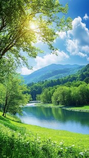 清澈湖泊 绿色山丘 阳光照耀