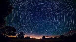 夜空中的星轨舞蹈