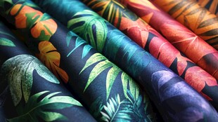 热带叶子图案的多彩布料