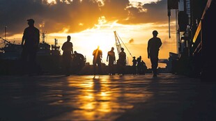 夕阳下的码头工人