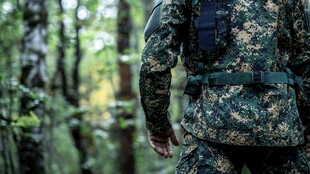 森林中的迷彩士兵