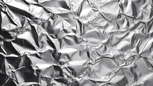 皱褶的银色箔纸
