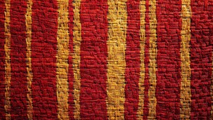 红色与金色纺织品的复杂编织