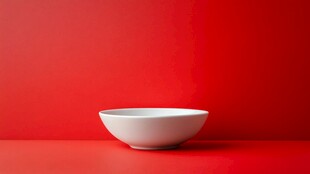 白色碗与红色背景