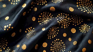 金色图案的深蓝色布料