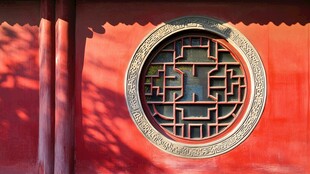 红墙上的圆形窗户