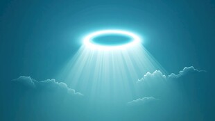 神秘光环在云端舞动