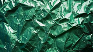 皱褶的绿色金属箔