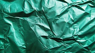 皱褶的绿色金属箔