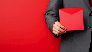 商务人士手持红信封