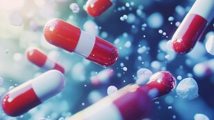 红色胶囊药丸在水中浮动