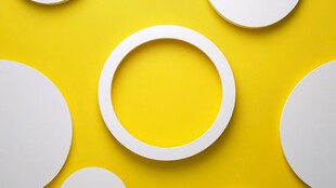 黄色背景上的白色圆形图案