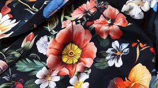 黑色背景花卉印花服饰