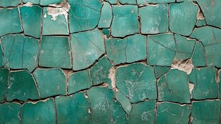 青绿色裂纹墙