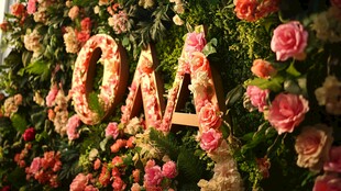 浪漫花卉装饰的字母造型