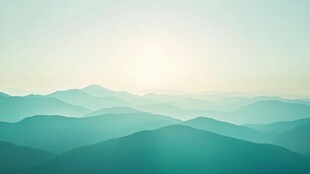 晨雾中的层峦叠嶂