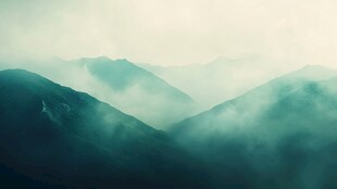 雾绕山峦的静谧自然景观