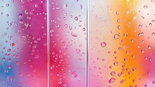 彩色玻璃上的晶莹水滴