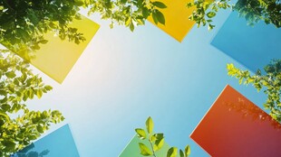 多彩屋顶下的绿意景致