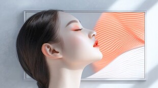 闭眼静享的优雅女性