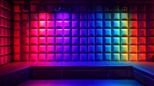 炫彩灯光下的立体方块空间