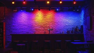 炫酷灯光下的酒吧场景