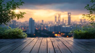 城市黄昏下的木质露台风光