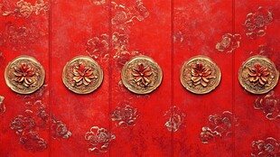 中式红门配精致金属饰件