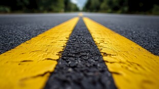 延伸向远方的公路双黄线