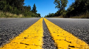 延伸向远方的公路风景