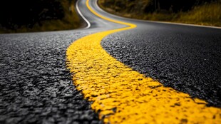 蜿蜒公路上的黄色标线