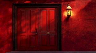 红墙双门旁的复古壁灯