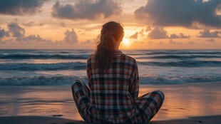 女孩静坐赏海边壮丽日落