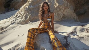 沙滩上的时尚模特穿搭展示