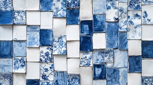 蓝白青花瓷片拼接墙面