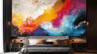 卧室中色彩绚丽的抽象挂画