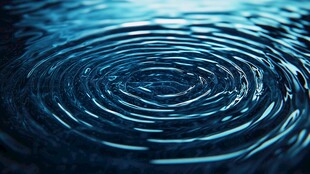 蓝色水面上的涟漪