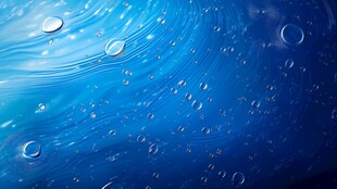 蓝色水波上的晶莹水滴