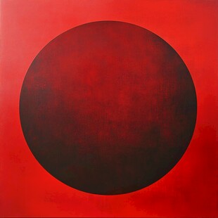 红色背景上的黑色大圆