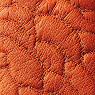 橙色皮革纹理与缝线细节