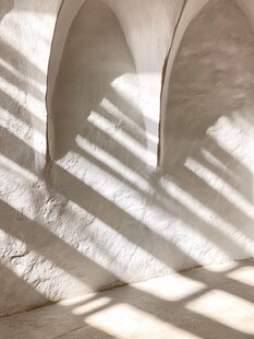 光影下的墙面几何美感