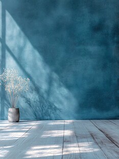 蓝墙木地花瓶静物场景