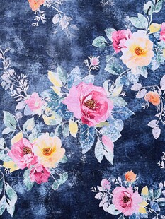 深蓝底浪漫花卉图案