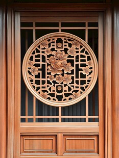 中式木雕门窗精致荷花纹