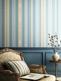 蓝白条纹墙前的优雅座椅