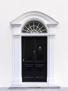 优雅古典双开门建筑外观