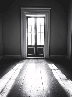 透过门的光影房间景象