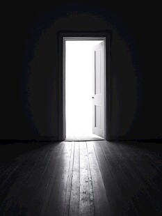 黑暗中敞开的希望之门