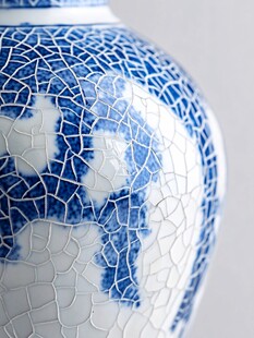 蓝白裂纹青花瓷瓶细节